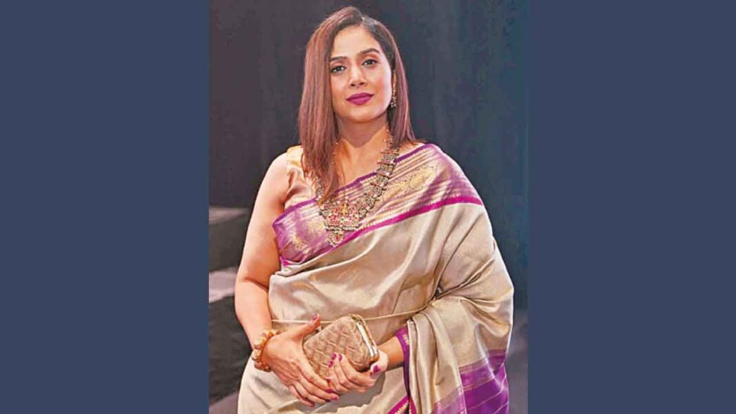 సోనాలి కులకర్ణి పిల్లలు, యువకులు అతిథులుగా పాడ్‌క్యాస్ట్‌ను ప్రారంభించారు
