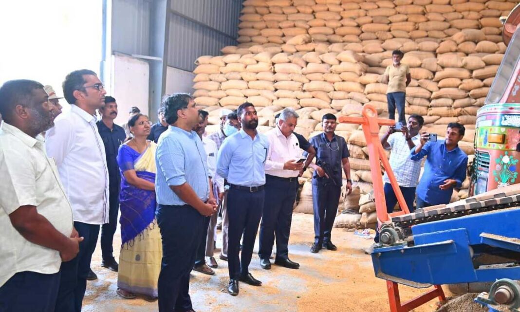 స్టీఫెన్ రవీంద్ర జగిత్యాల జిల్లాలో కొనుగోలు కేంద్రాలు, రైస్ మిల్లులను విస్తృతంగా తనిఖీ చేశారు.
– PARAHUSHAR NEWS