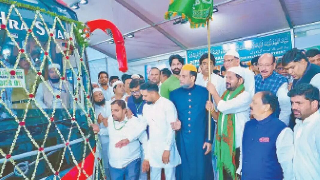 హజ్ హౌస్ వద్ద హజ్ యాత్రికులను సీఎం జెండా ఊపి ప్రారంభించారు
