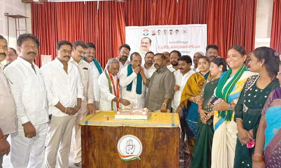 హనుమకొండ కాంగ్రెస్ నాయకులు మహేష్ గౌడ్ కృషిని కొనియాడారు
