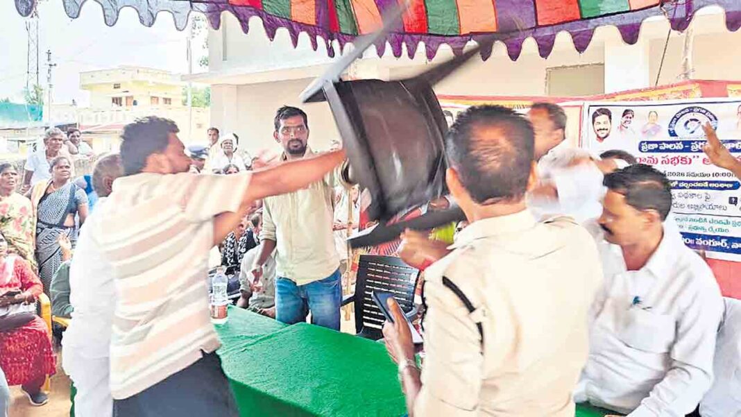 Congress leader abuses BRS leader-Namasthe Telangana
– PARAHUSHAR NEWS