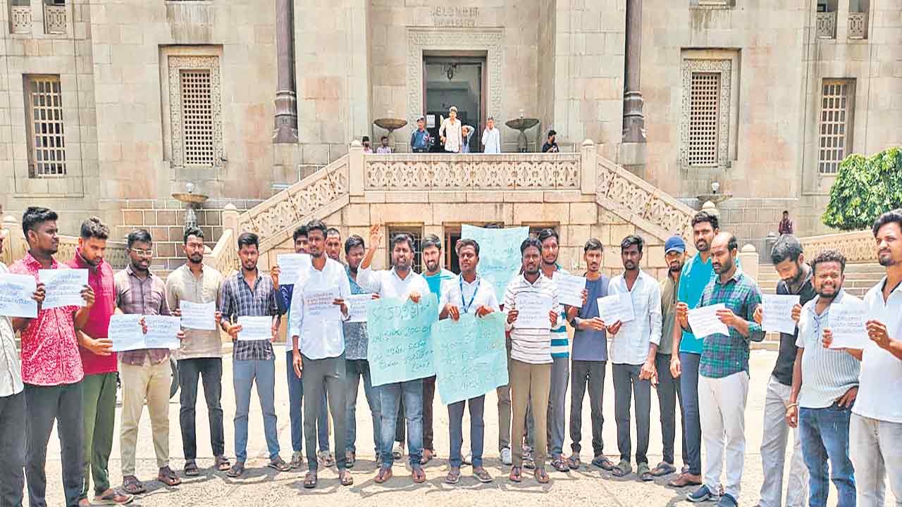 The unemployed who have not moved.. the lightning strike of the unemployed in Chikkadapally