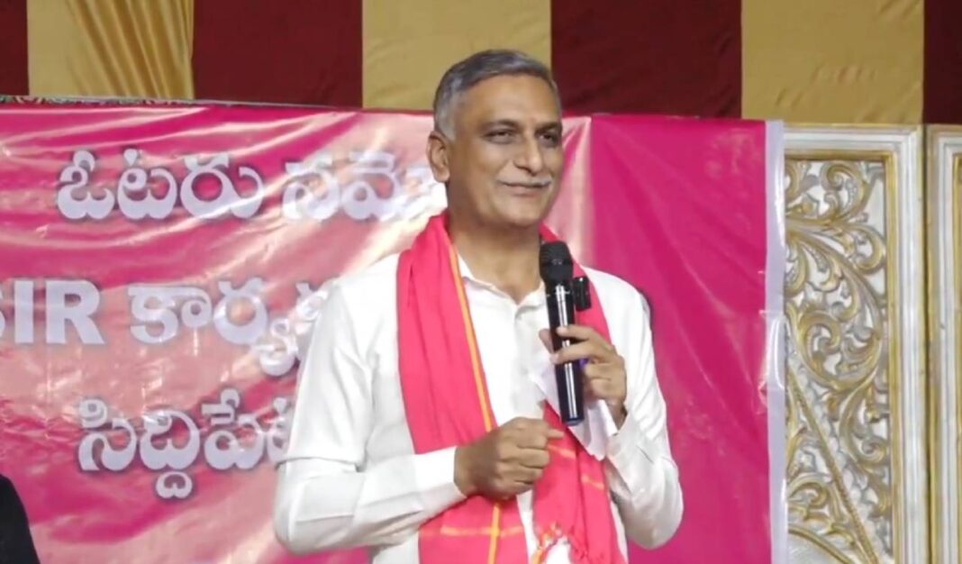 హరీష్ రావు రేవంత్ రెడ్డికి ధైర్యం చేసి అసెంబ్లీని రద్దు చేసి, తాజా ఆదేశాన్ని కోరుతున్నారు
– PARAHUSHAR NEWS