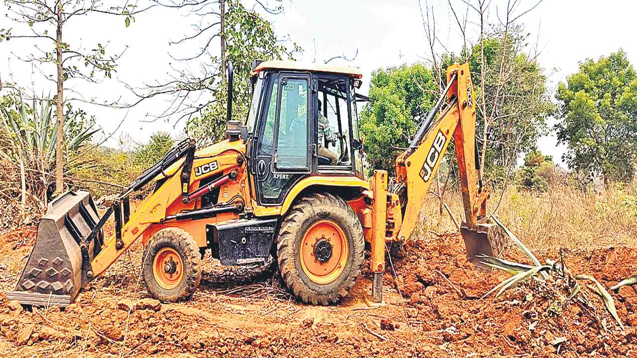 Congress Sarpanch | Congress Sarpanch's tyranny.. Attempt to seize the land given by KCR