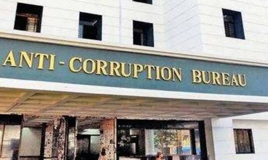 భూమి, సర్వే అధికారి సోదాల్లో కోట్ల విలువైన ఆస్తులు బయటపడ్డాయి
