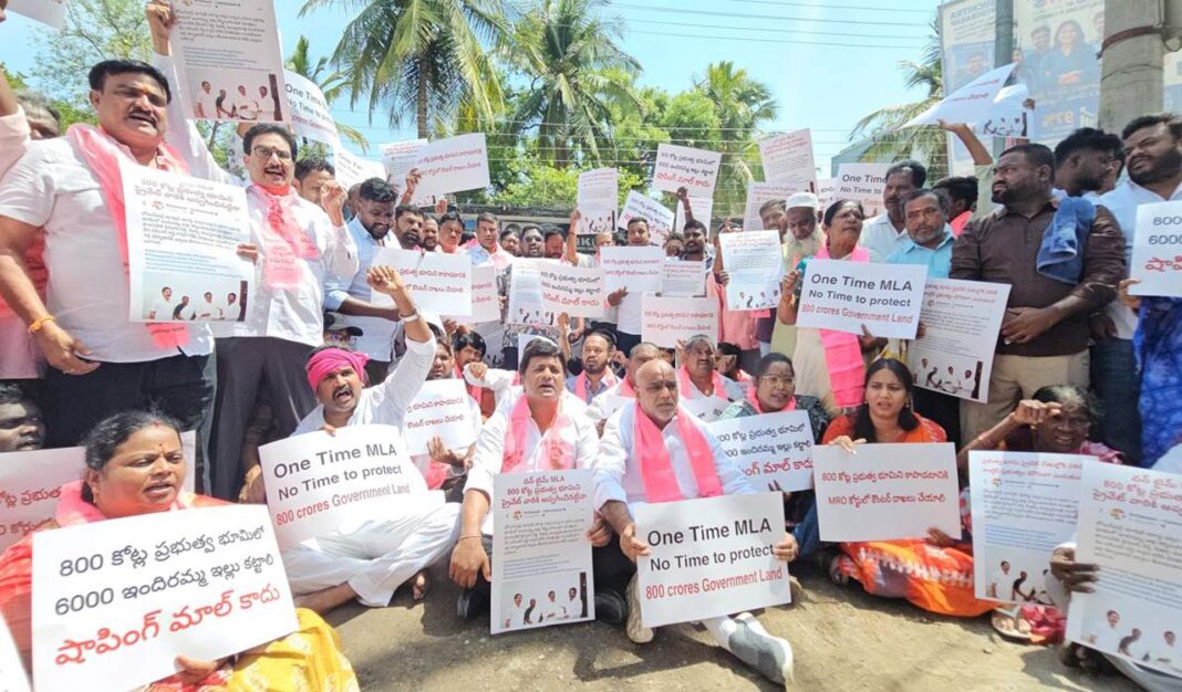 కంటోన్మెంట్ భూములను ఆక్రమణలకు గురికాకుండా కాపాడాలని బీఆర్ఎస్ వేదికగా నిరసన తెలిపారు
– PARAHUSHAR NEWS