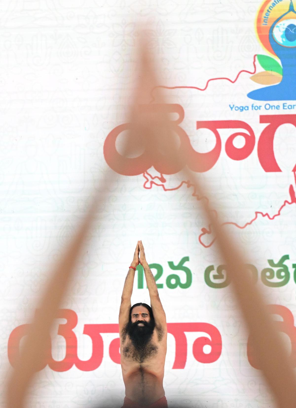 విజయవాడలో అంతర్జాతీయ యోగా దినోత్సవ వేడుకల సందర్భంగా బాబా రామ్‌దేవ్ ఆసనం వేశారు.