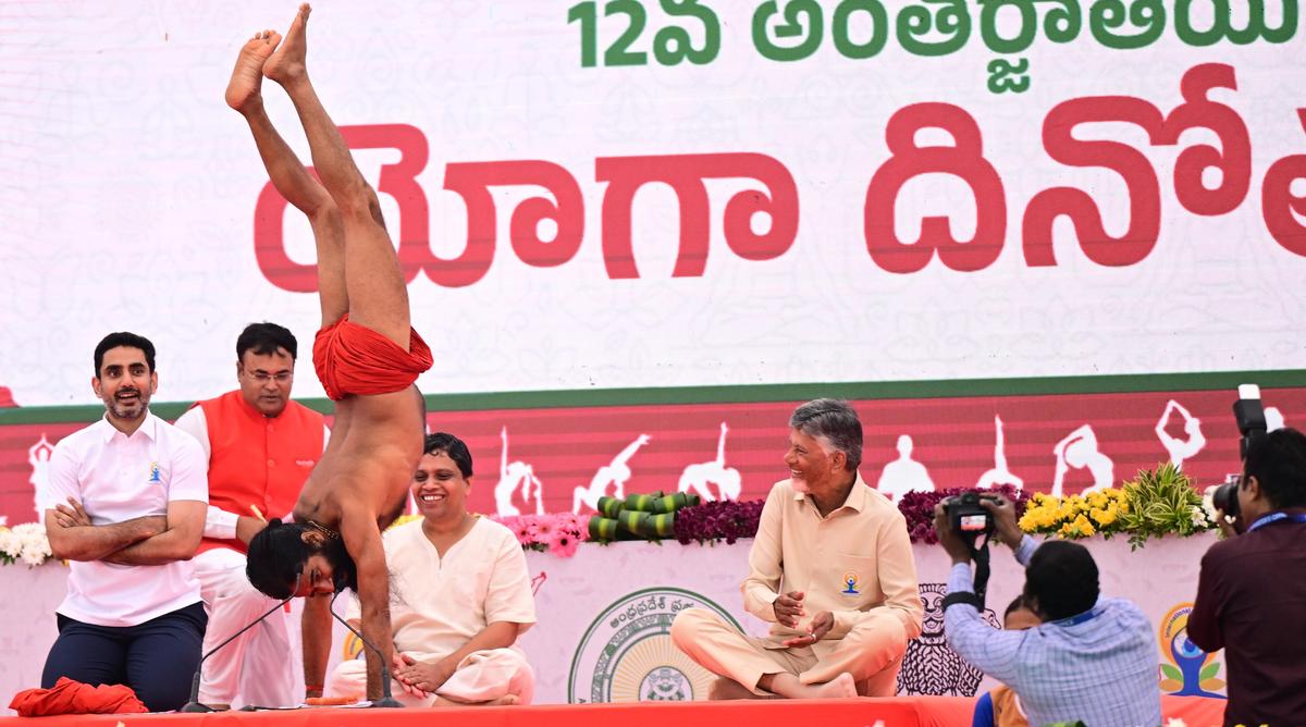సీఎం నాయుడు, బాబా రామ్‌దేవ్‌ ఆధ్వర్యంలో జరిగిన ఈ కార్యక్రమంలో వందలాది మంది పాఠశాల విద్యార్థులు, ప్రభుత్వ ఉద్యోగులు, యోగా అభ్యాసకులు, ప్రజాప్రతినిధులు పాల్గొన్నారు.