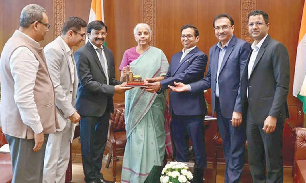 FM బ్యాంకింగ్, మార్కెట్ నాయకులతో ఉన్నత స్థాయి సమావేశాలను నిర్వహిస్తుంది
– PARAHUSHAR NEWS