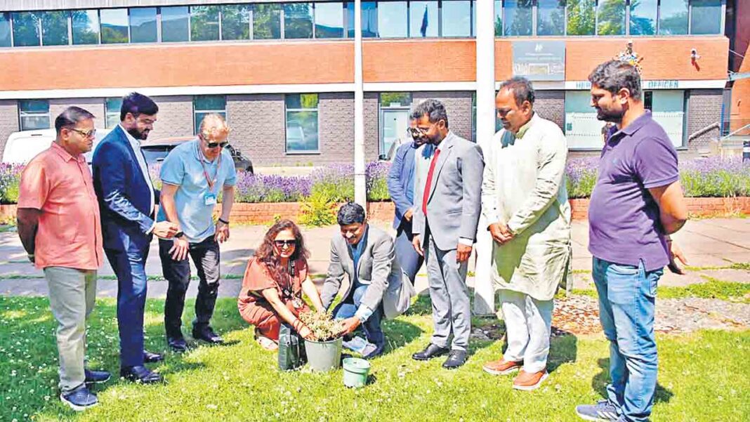 Green India Challenge-Namasthe Telangana in London
– PARAHUSHAR NEWS