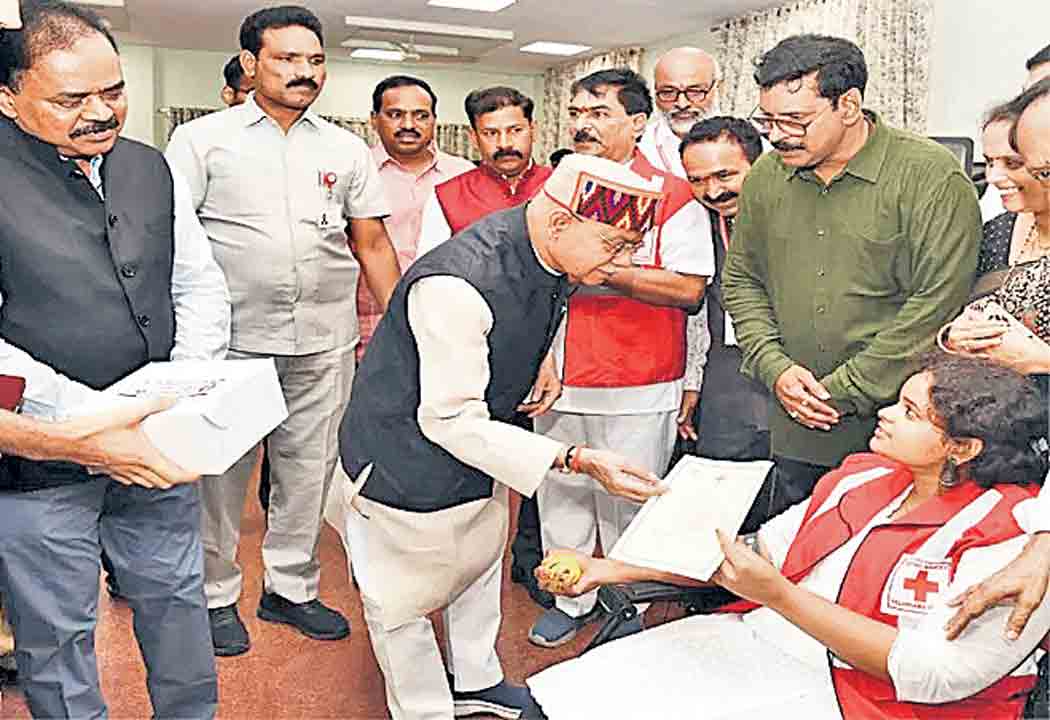 Governor Shiv Pratap Shukla started a blood donation camp at Lok Bhavan.
– PARAHUSHAR NEWS