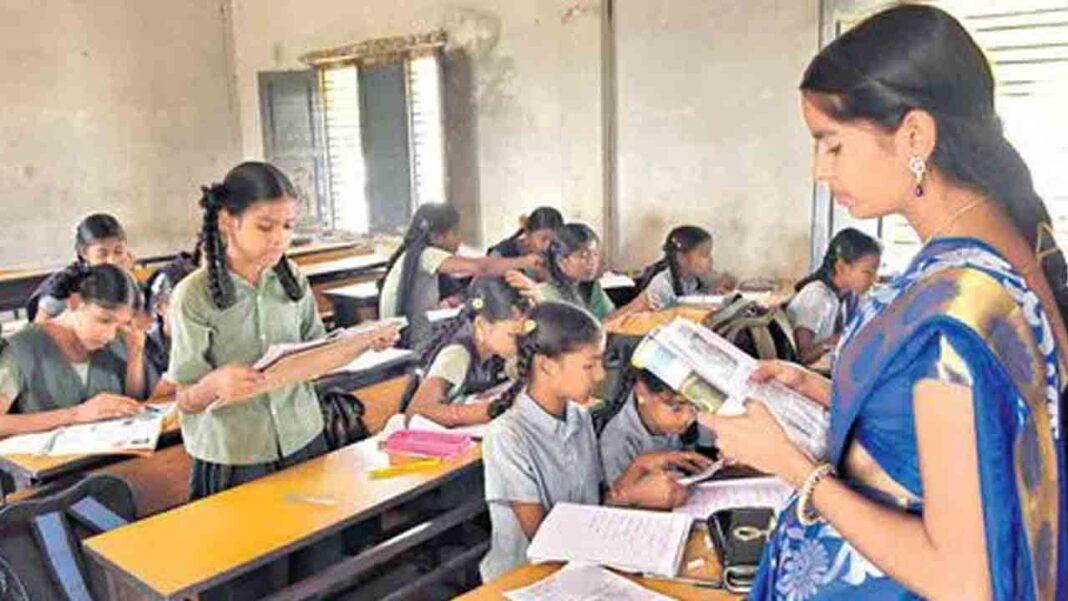 టీచర్ల భవితవ్యం ప్రశ్నార్థకం!.. సర్కార్‌ స్కూళ్ల నెత్తిన కత్తి