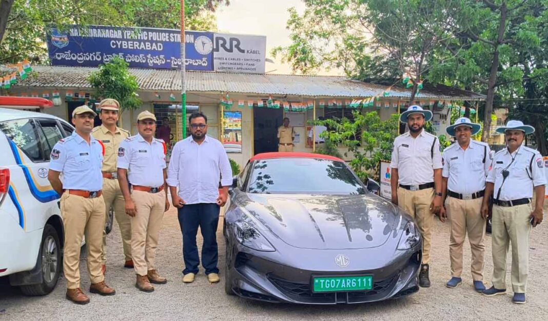 ఓఆర్ఆర్లో లగ్జరీ కారు నడపడానికి మైనర్ కొడుకును అనుమతించినందుకు హైదరాబాద్ పోలీసులు వ్యక్తిపై కేసు నమోదు చేశారు
– PARAHUSHAR NEWS