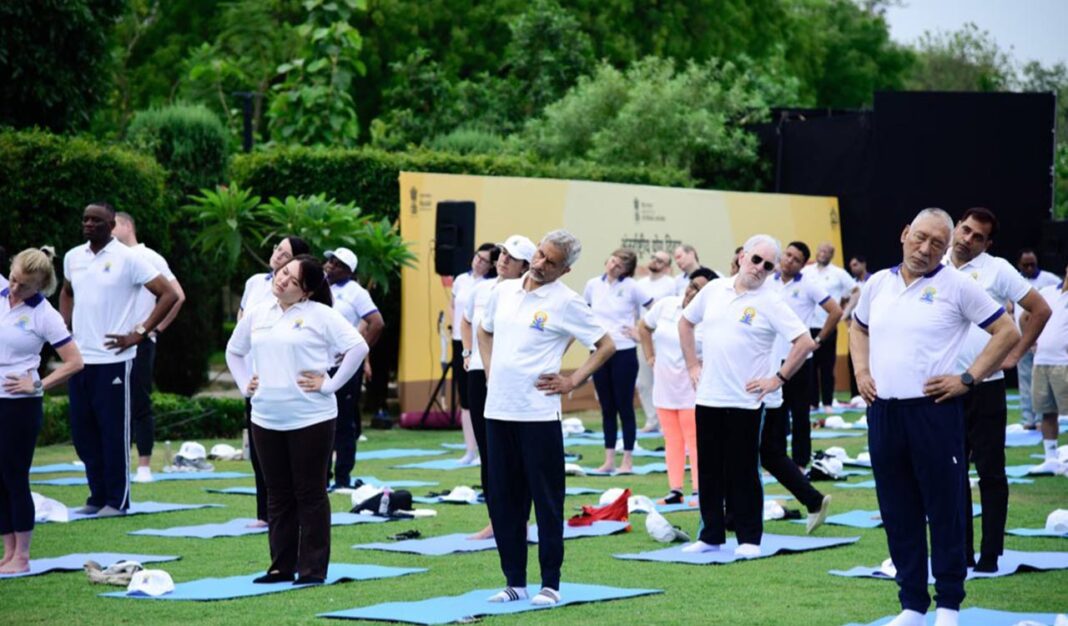 EAM Jaishankar joins Diplomatic Corps in New Delhi to mark International Day of Yoga- PARAHUSHAR NEWS