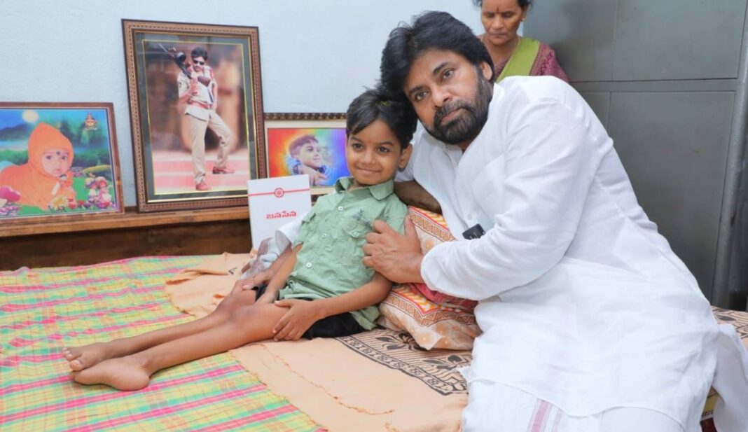 అరుదైన అనారోగ్యంతో బాధపడుతూ మంచంపై ఉన్న అభిమానిని ఆంధ్రా డిప్యూటీ సీఎం పవన్ కల్యాణ్ కలిశారు
– PARAHUSHAR NEWS