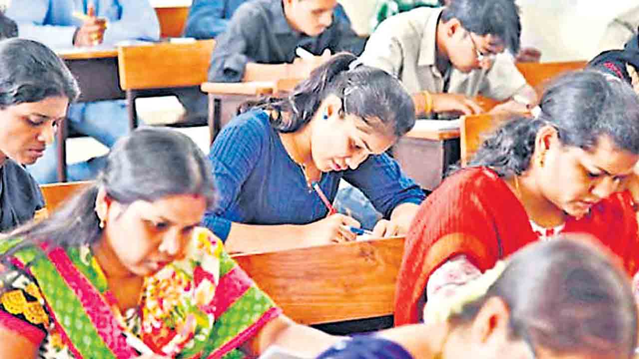 Job Notifications | Loss due to cutoff date of educational qualifications.. Curse for final year candidates