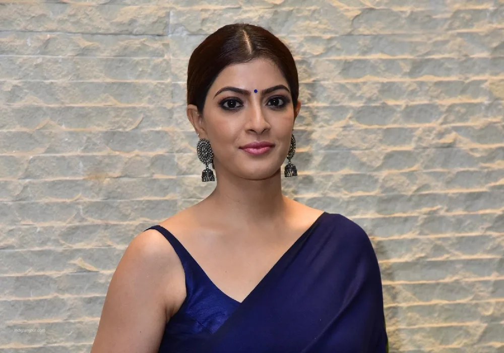 మొరిగే కుక్క కరవదు.. నేను కరుస్తా.. వరలక్ష్మి సంచలన పోస్ట్!
– PARAHUSHAR NEWS