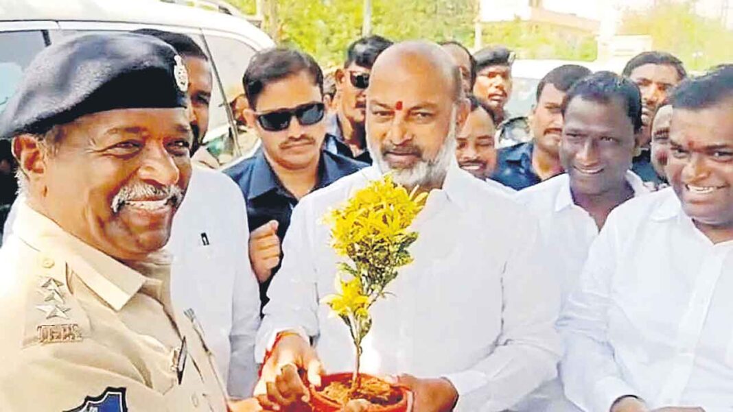 Bandi Sanjay | Why are our party workers angry.. Bandi Sanjay is impatient with Sirisilla SP-Namasthe Telangana
– PARAHUSHAR NEWS