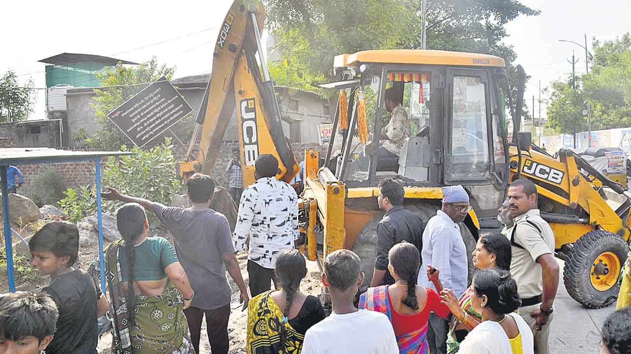 Bulldozers on Charbandaraju Colony