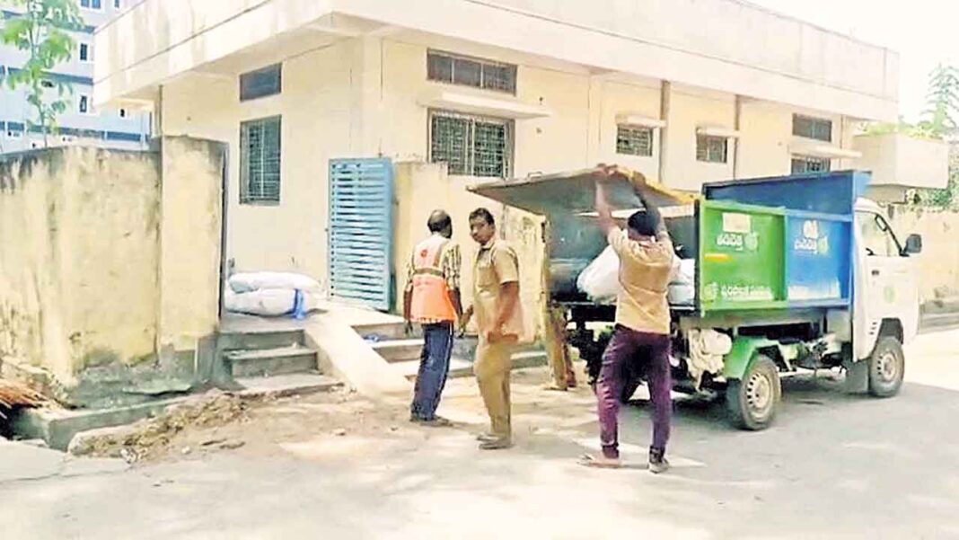 Indiramma Sarees | ‘Indiramma’ sarees in the dustbin-Namasthe Telangana
– PARAHUSHAR NEWS