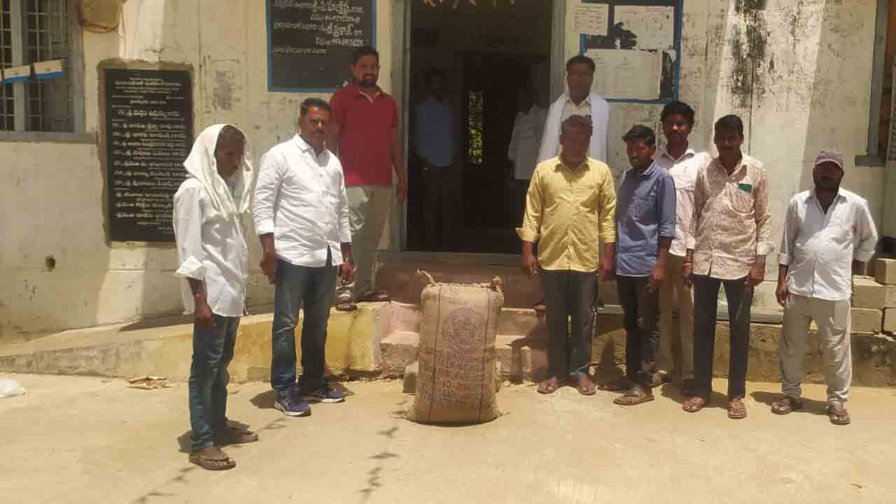 Nennela | The police registered cases against the farmers who came to the road to buy grain