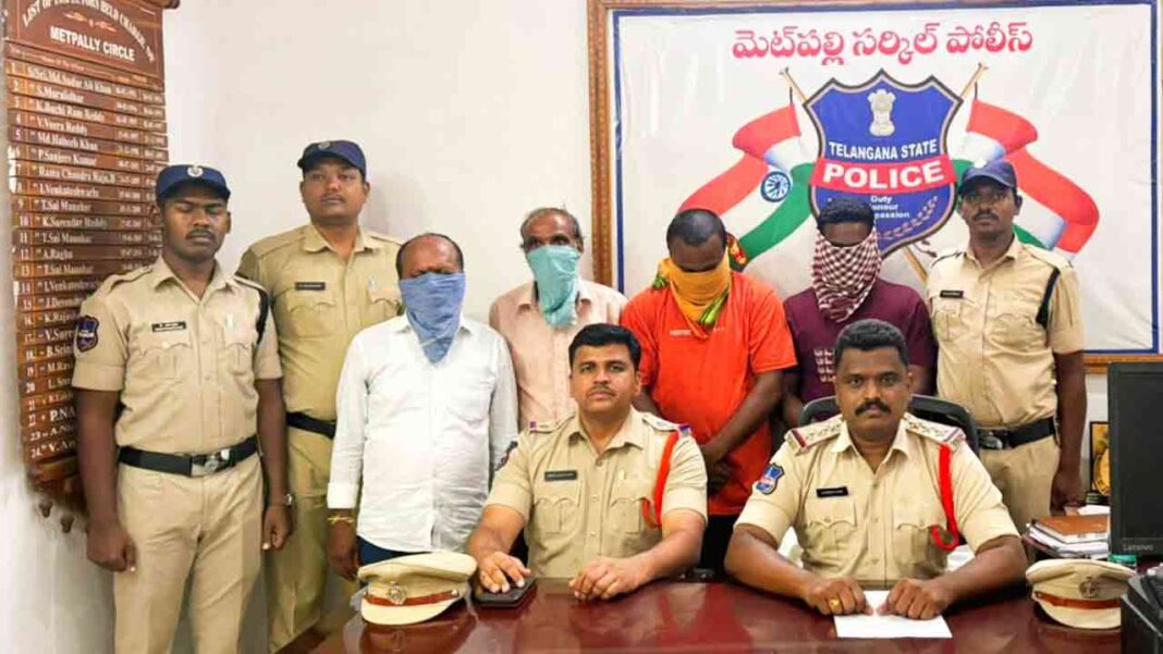 Tahsildar Sign Forgery | Forgery of signature of Metpally Tehsildar.. Four arrested-Namasthe Telangana
– PARAHUSHAR NEWS