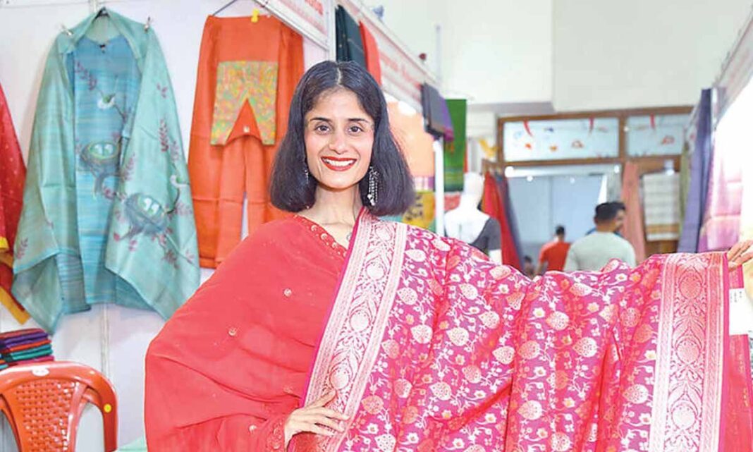 అనుకృతి జాతీయ సిల్క్ ఎక్స్‌పోను ప్రారంభించింది
