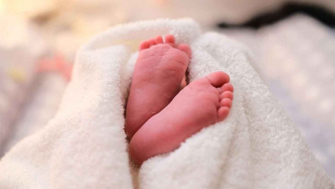 అప్పుడే పుట్టిన మగబిడ్డను రూ.1.7 లక్షలకు విక్రయించినట్లు సమాచారం
