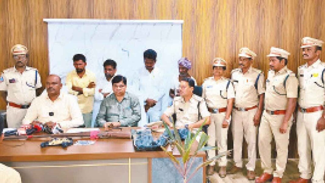 అమ్రాబాద్ టైగర్ రిజర్వ్‌లో సంచరిస్తున్న నలుగురు వేటగాళ్లు పట్టుకున్నారు
