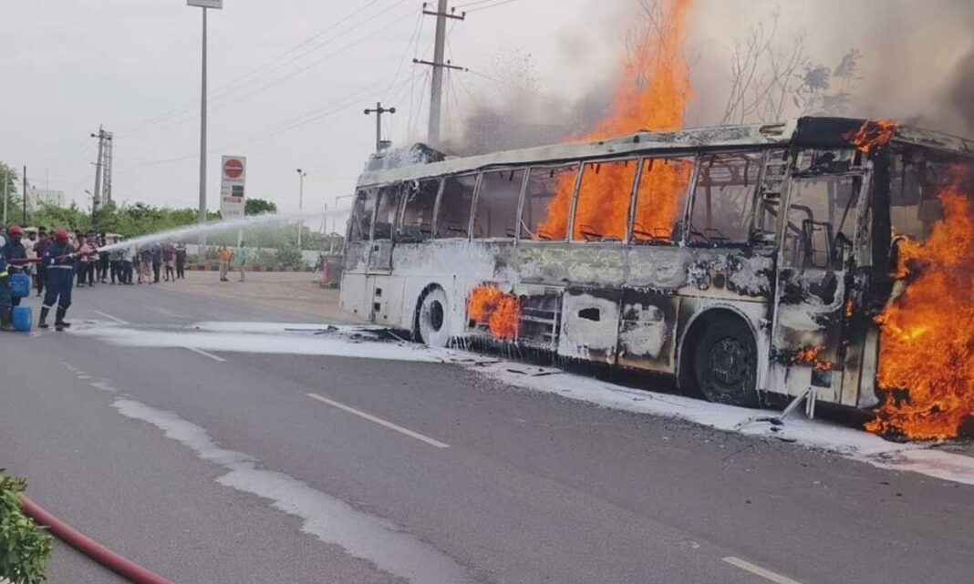 కరీంనగర్ సమీపంలో అగ్ని ప్రమాదంలో ఆర్టీసీ ఎలక్ట్రిక్ బస్సు దగ్ధం; 37 మంది ప్రయాణికులు తప్పించుకున్నారు
– PARAHUSHAR NEWS