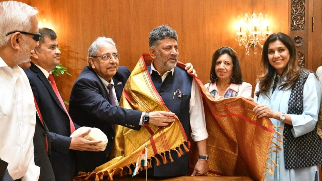కర్ణాటక ముఖ్యమంత్రి గౌరవ కాన్సుల్స్ ప్రతినిధి బృందంతో సమావేశమయ్యారు
– PARAHUSHAR NEWS