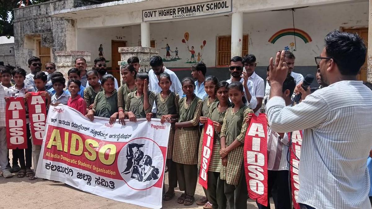 కలబురగి జిల్లాలో సీలింగ్ కూలిపోవడంతో తల్లిదండ్రులు మరియు విద్యార్థులు పాఠశాల కోసం కొత్త భవనం కోసం ప్రయత్నిస్తున్నారు
