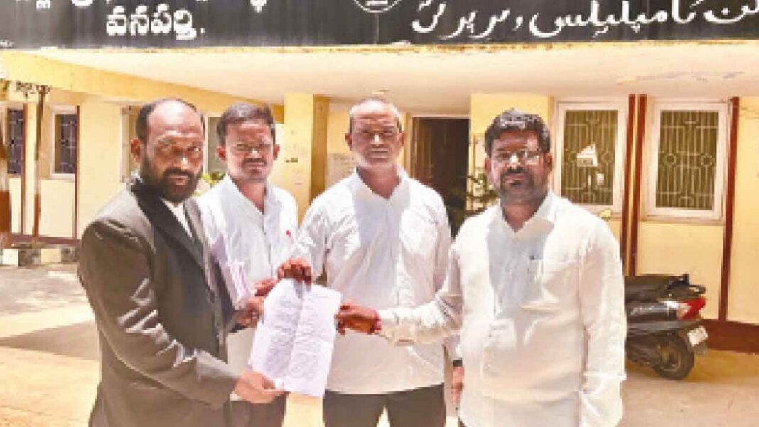 గుంతలు పడిన రోడ్డు పట్ల అధికారిక ఉదాసీనతపై న్యాయవాది కేసు నమోదు చేశారు
– PARAHUSHAR NEWS