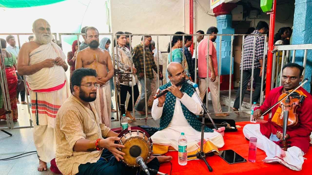 చిల్కూరు బాలాజీ ఆలయంలో జ్యేష్ట అమావాస్య సందర్భంగా ‘వేణునాదం’ విస్తారంగా వర్షాలు కురుస్తాయి.
– PARAHUSHAR NEWS