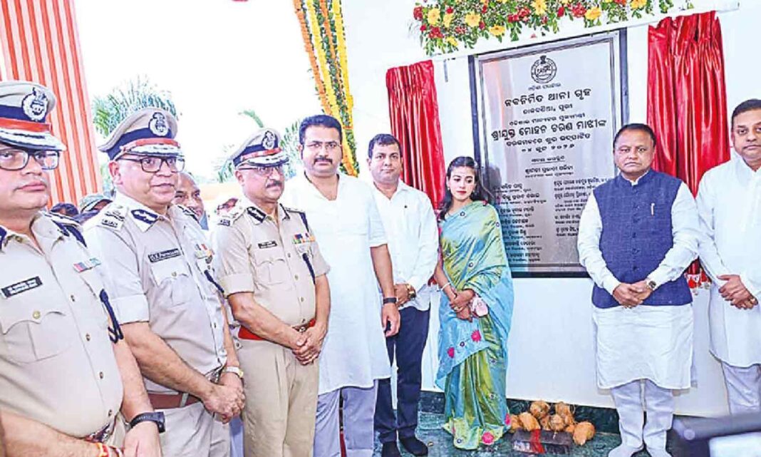 పోలీసులు ప్రజలకు అండగా ఉండాలని సీఎం కోరారు
– PARAHUSHAR NEWS
