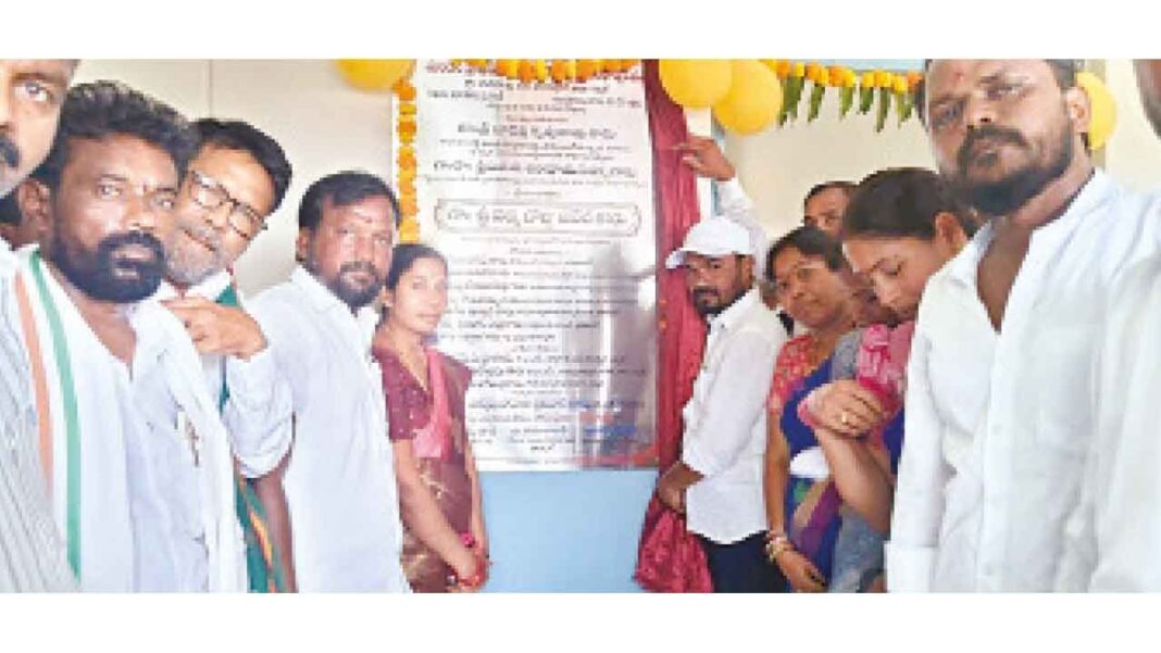 ప్రభుత్వ పాఠశాలల ప్రాధాన్యతను ఎమ్మెల్యే వెడ్మ బొజ్జు పటేల్ నొక్కి చెప్పారు
