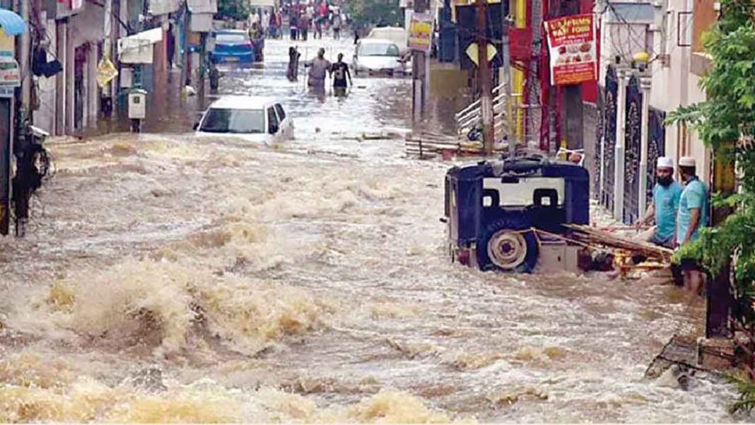 ముంబైలో కురుస్తున్న భారీ వర్షాల కారణంగా జనజీవనం అస్తవ్యస్తమైంది
– PARAHUSHAR NEWS
