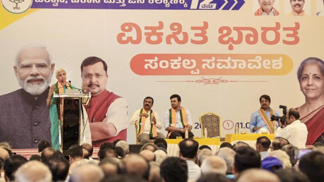 రూపాయి-డాలర్ హెచ్చుతగ్గులు గ్లోబల్, దేశీయ కారకాలచే నడపబడుతున్నాయి: సీతారామన్
