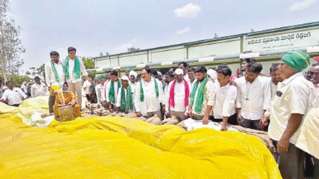 వర్షాభావంతో నష్టపోయిన రైతులను తక్షణమే ఆదుకోవాలని మాజీ మంత్రి ఎర్రబెల్లి డిమాండ్ చేశారు
– PARAHUSHAR NEWS