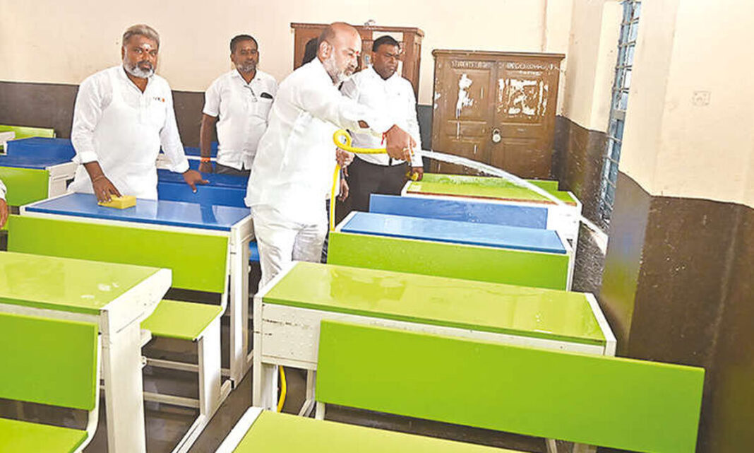 'స్వచ్ఛ్ పాఠశాల' మిషన్ ప్రారంభం కాగానే బండి చీపురు పట్టుకున్నాడు
