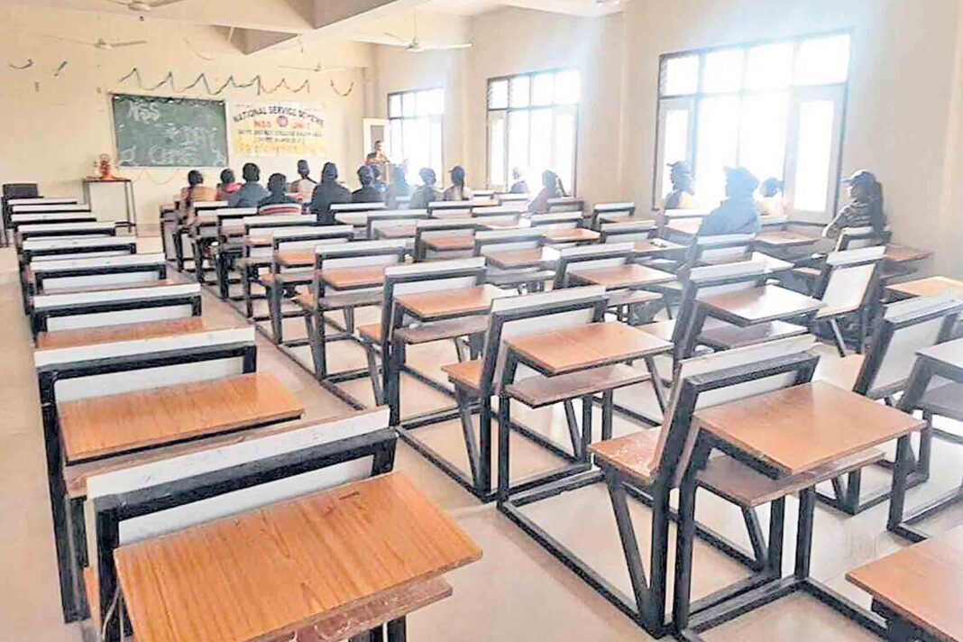 Degree Admissions | 3 lakh seats vacant in ‘Degree’… Colleges in crisis of admissions-Namasthe Telangana
– PARAHUSHAR NEWS