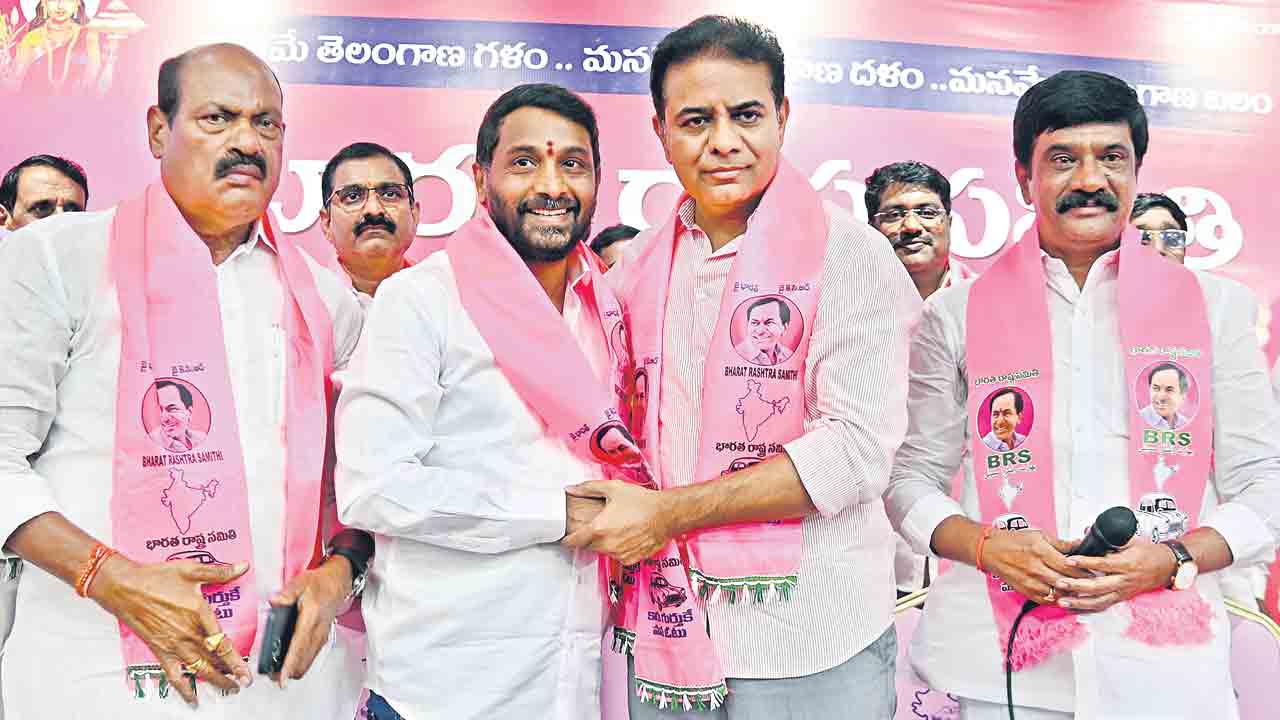 KTR | Revanth Reddy's job is to carry packages to Delhi.. KTR is angry