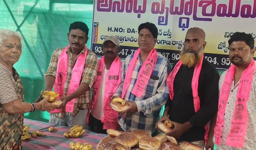 ఖమ్మంలో కేటీఆర్ జన్మదిన వేడుకలను పురస్కరించుకుని అన్నదాన కార్యక్రమాలు
– PARAHUSHAR NEWS