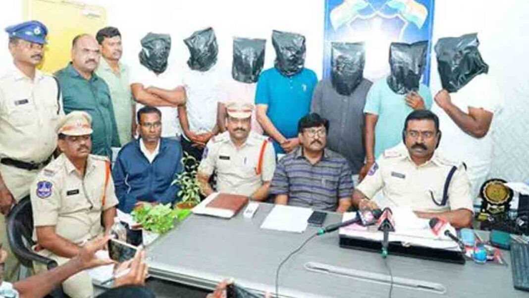 Gang of fake fertilizer sellers-Namasthe Telangana
– PARAHUSHAR NEWS