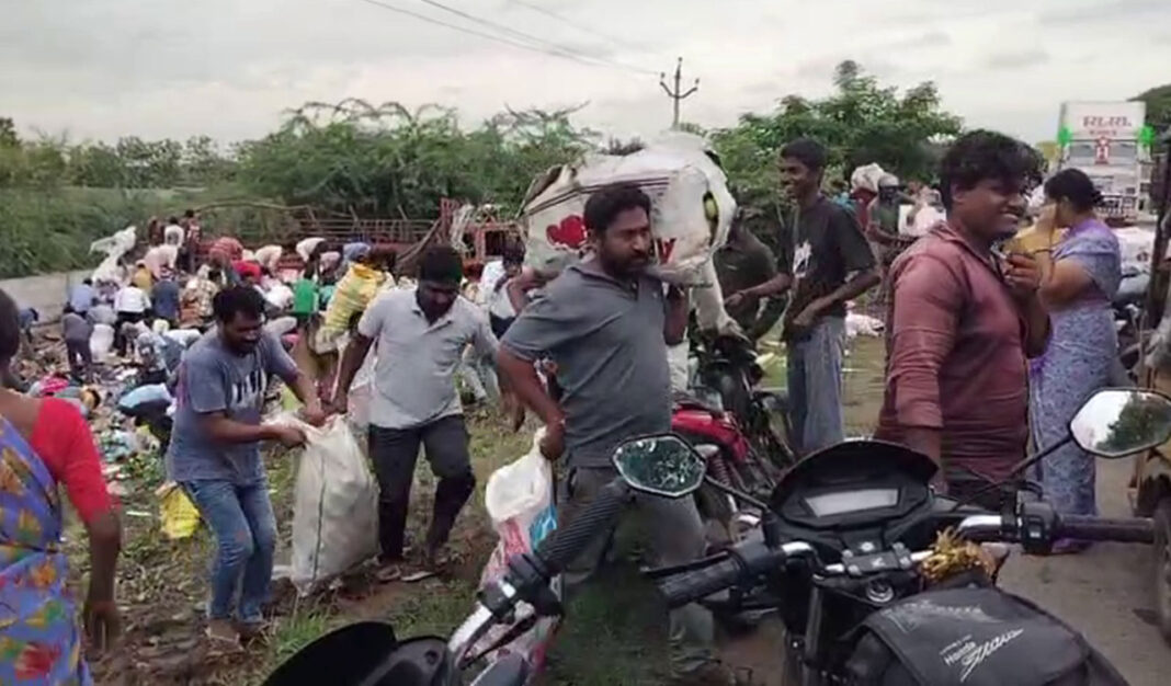 మహబూబాబాద్‌లో లారీ బోల్తా పడి యాపిల్‌ పండ్లను దోచుకున్న ప్రజానీకం
