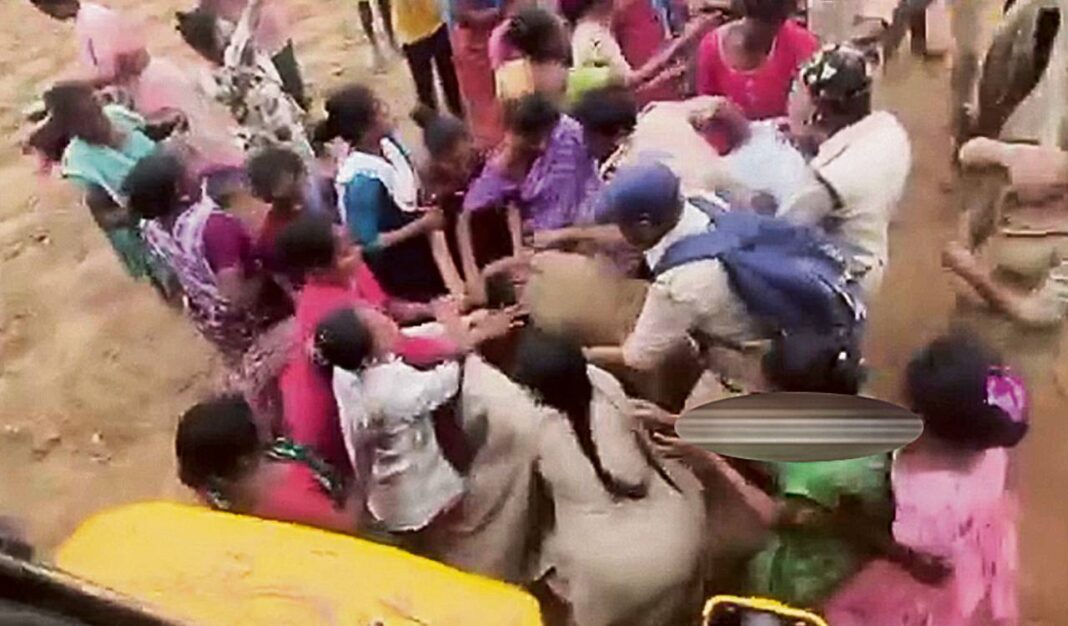 కొత్తగూడెం అశ్వాపురం మండలంలో ఆదివాసీ పోడు రైతులు అటవీ సిబ్బందితో వాగ్వాదానికి దిగారు
– PARAHUSHAR NEWS