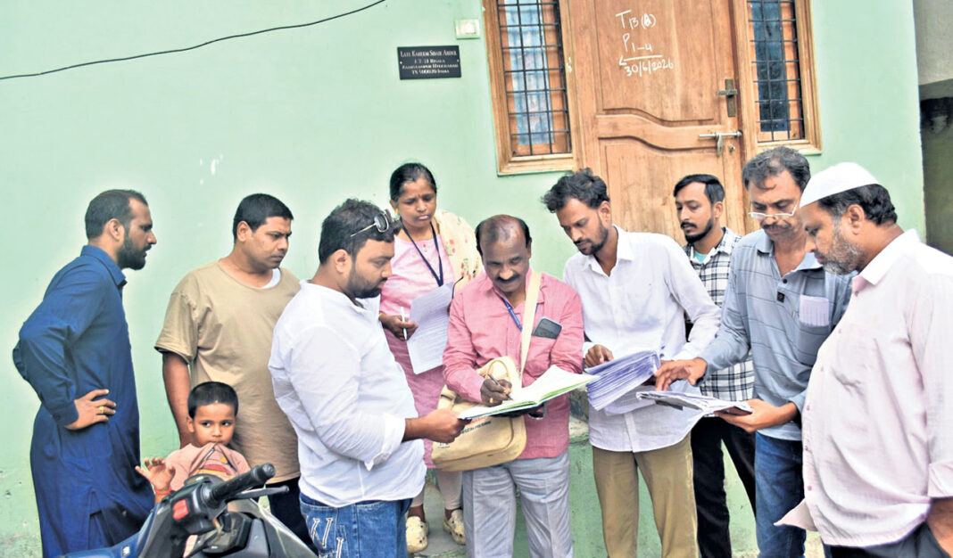 హైదరాబాద్‌లో ఎన్యుమరేషన్ ఫారమ్ పంపిణీ పూర్తయింది, అయితే నింపిన ఫారమ్‌లను సేకరించేందుకు BLOలు కష్టపడుతున్నారు
