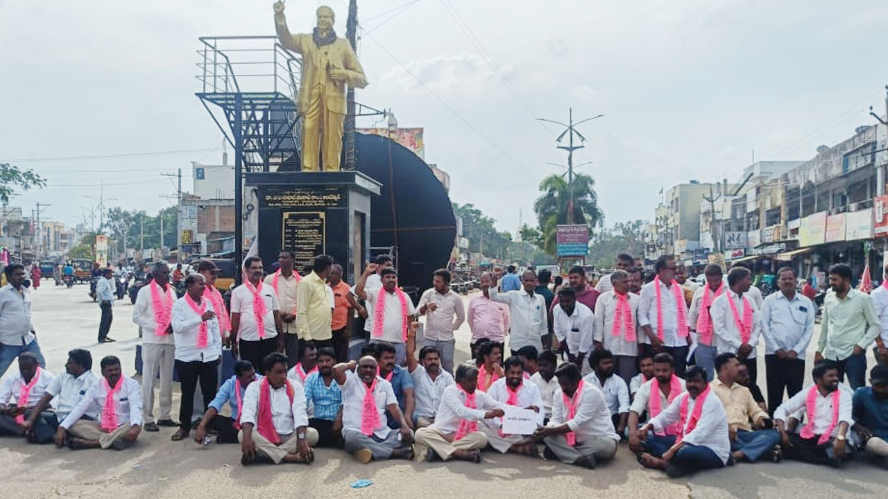 BRS Leaders | An attempt was made to burn effigies of ministers in protest against the arrest of BRS leaders