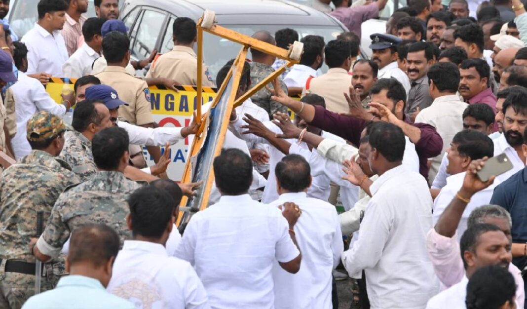 మంచిర్యాలలోని కన్నెపల్లి పంప్హౌస్కు వెళ్తున్న బీఆర్ఎస్ సిబ్బందిని అదుపులోకి తీసుకున్నారు
– PARAHUSHAR NEWS