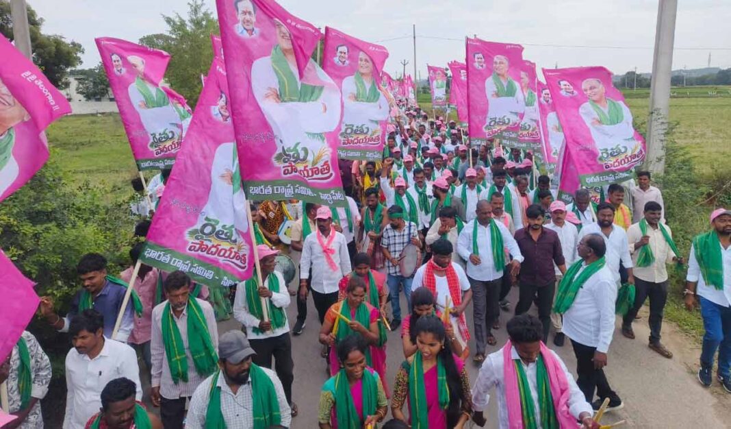 గోదావరి నీటిని ఎత్తిపోయాలని డిమాండ్ చేస్తూ అన్నపూర్ణ సాగర్ నుంచి రంగనాయక సాగర్ వరకు రైతు పాదయాత్రను బీఆర్ఎస్ ప్రారంభించింది.
